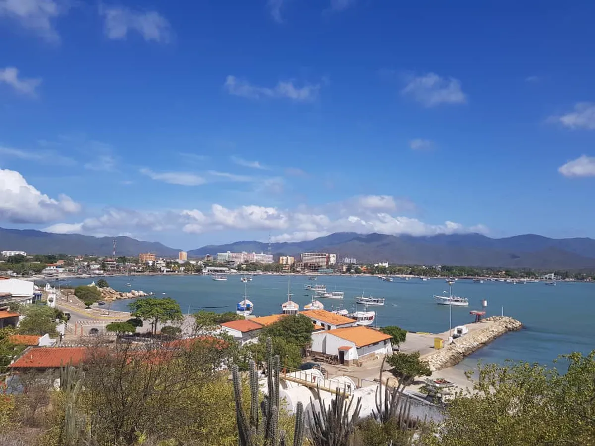 Puerto con techos naranjas y bahía